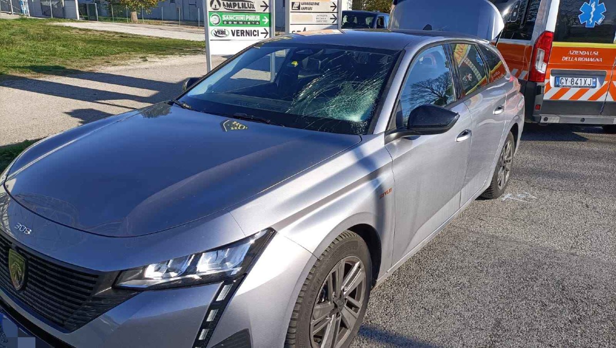 Investito da auto, ciclista batte il capo contro il parabrezza: interviene l'eliambulanza - FOTO BALLANTE