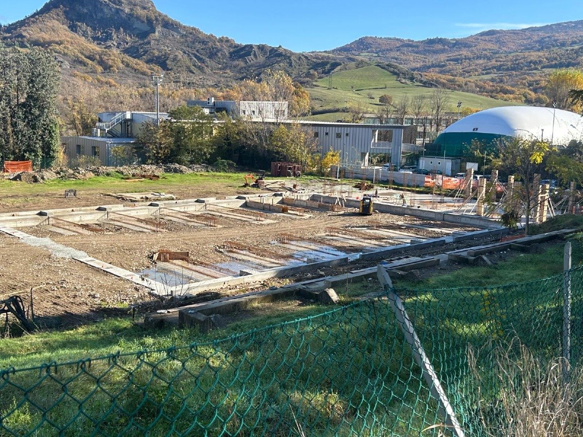 Novafeltria, si accelera per la nuova piscina: ma la vecchia verrà demolita a settembre 2026 - Il cantiere della nuova palestra di Novafeltria FOTO ALTARIMINI Riproduzione riservata