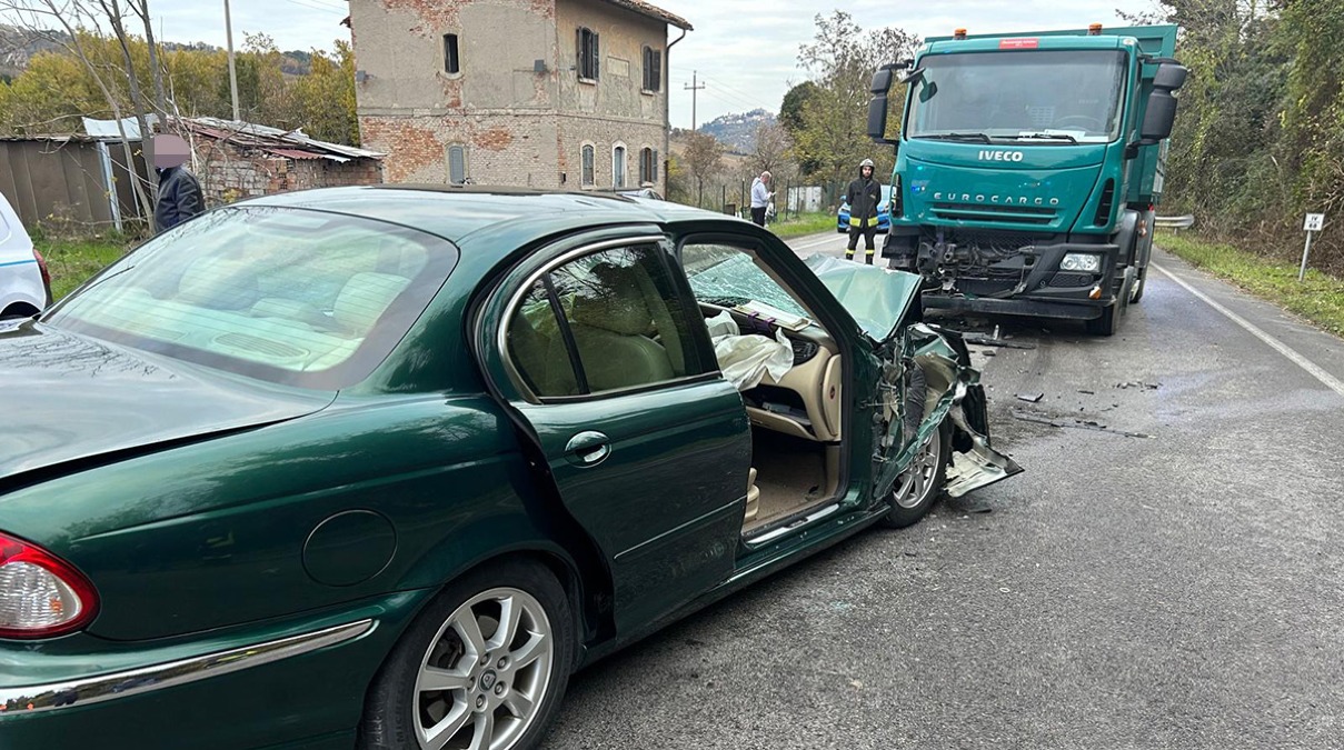 Pietracuta, scontro auto-camion sulla Marecchiese: due feriti e strada chiusa - foto altarimini.it (vietata la riproduzione)