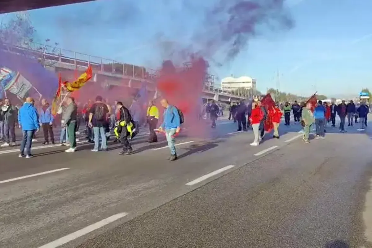 Ex Ilva, a Taranto fabbrica occupata e blocchi stradali: scoppia la protesta - © Ansa