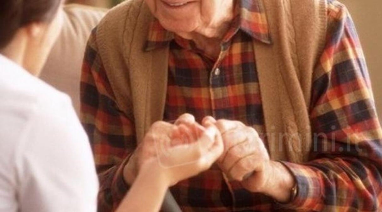 Nel territorio riminese oltre 4400 "badanti" ufficiali. Con nuovo contratto, aumenti in busta paga - Badante REPERTORIO