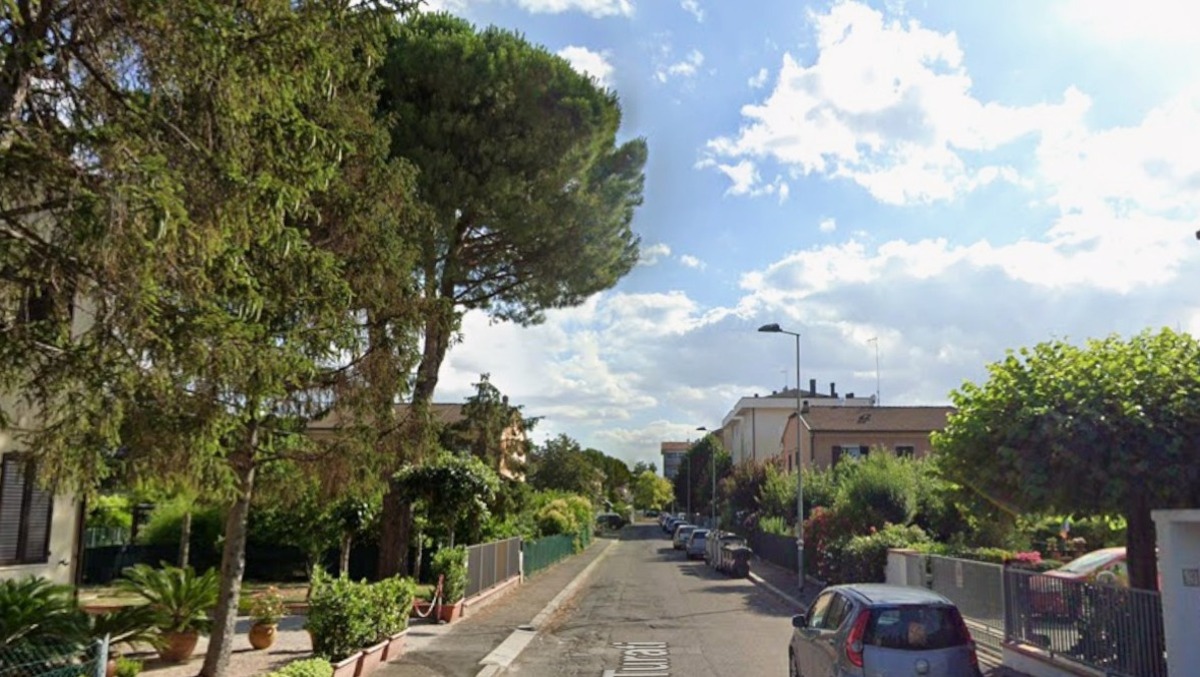 Rimini, asfalto distrutto da un altro pino. Un lettore: "Perché qui niente interventi?" - Via Turati, Rimini (foto da Google Maps)