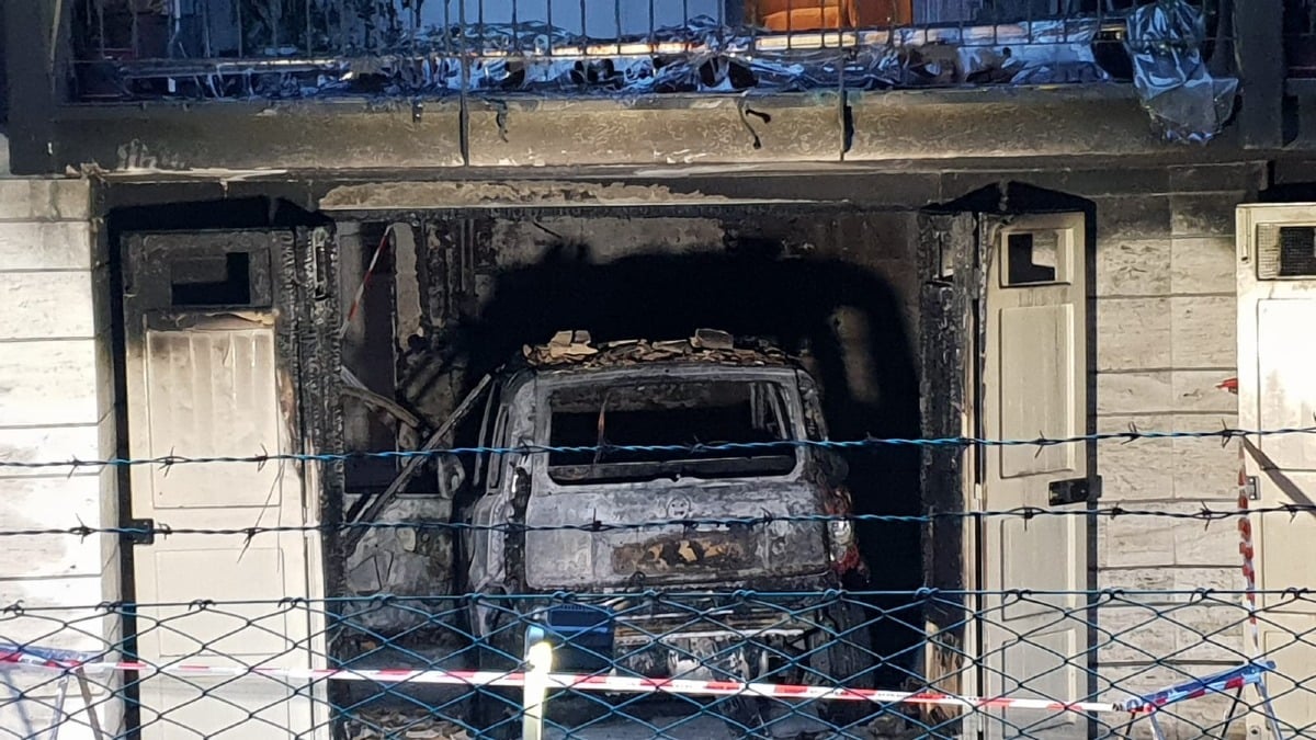 Avvia l'auto e si sprigiona fumo: coniugi anziani in salvo, la vettura distrutta dalle fiamme - www.altarimini.it RIPRODUZIONE RISERVATA