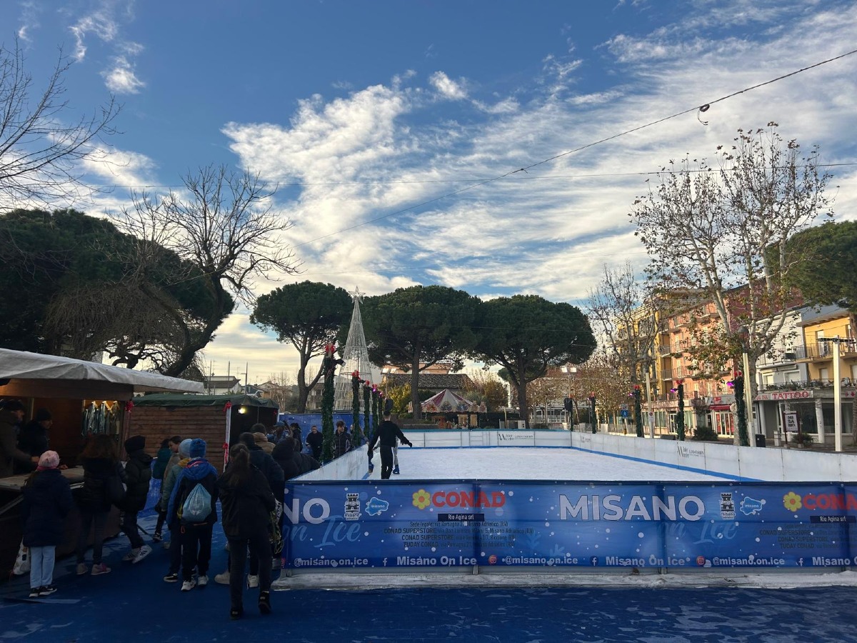 Misano Adriatico torna a brillare sul ghiaccio con la grande pista di pattinaggio - 