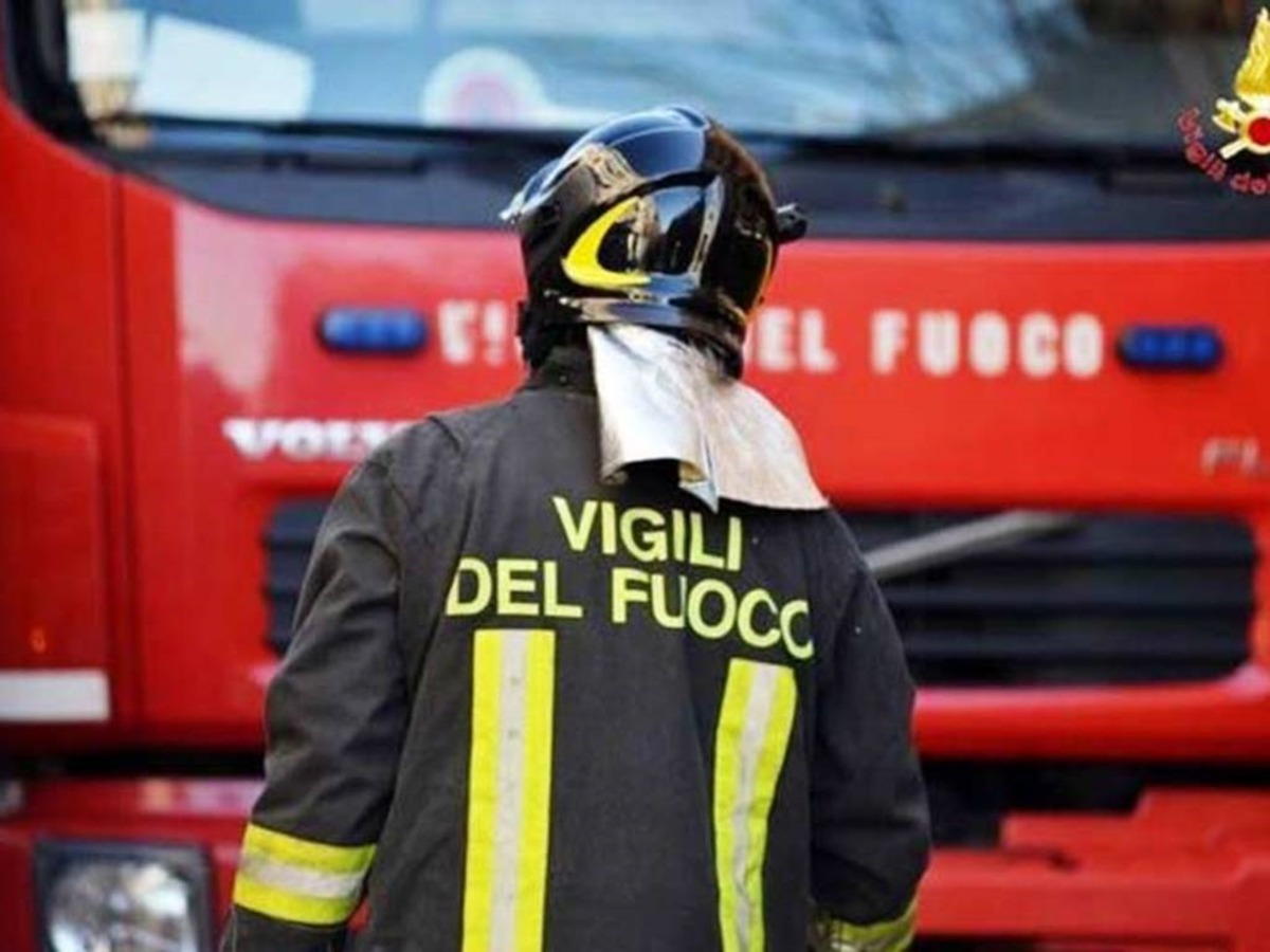 Rimini: auto in fiamme alla Carrozzeria Azzurra - 