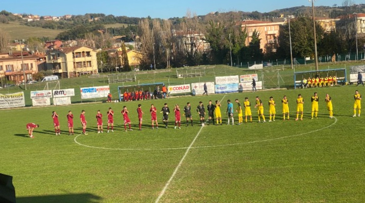 Calcio Promozione, tra Gabicce Gradara e la big Fano è 0-0 - Le due squadre prima del match