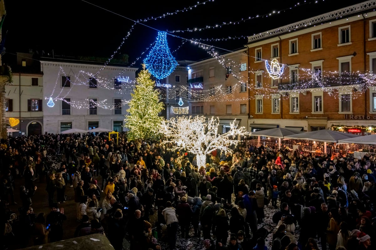 Rimini accende il Natale: un cuore di luci dedicato alla camminata “È per te” - 