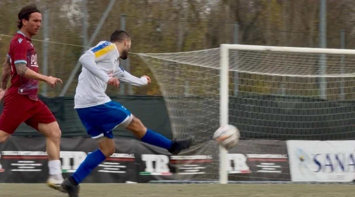 Calcio Eccellenza, Santarcangelo beffato a Castenaso nel finale (2-1) - Un attacco del Santarcangelo