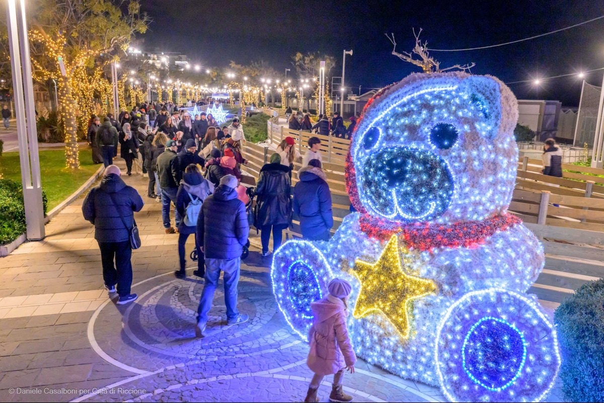 Riccione apre il Lungomare Ice Park: da sabato 29 novembre si pattina sulla pista di ghiaccio vista mare - 