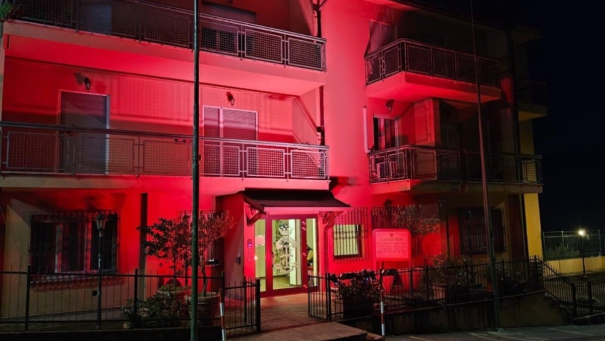 Giornata contro la violenza sulle donne, le caserme della provincia si illuminano di arancione - Caserma Carabinieri Novafeltria