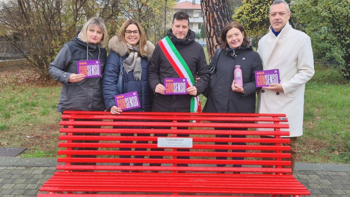 Santarcangelo inaugura altre tre panchine rosse contro la violenza sulle donne - La panchina rossa di San Martino dei Mulini
