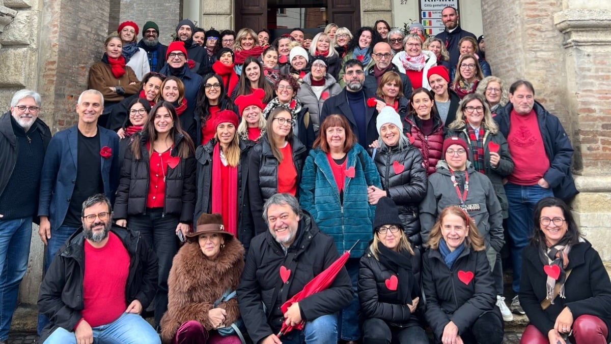 Rimini, sindaco e dipendenti del Comune "in rosso" per la giornata contro la violenza sulle donne - 