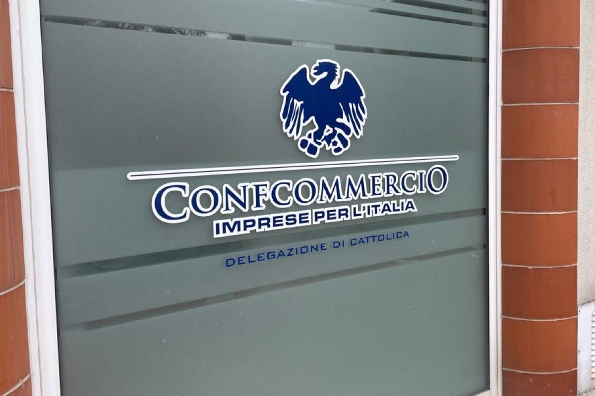 Cattolica, ciclabile chiusa per far sostare le auto per lo shopping natalizio: la richiesta dei commercianti - 