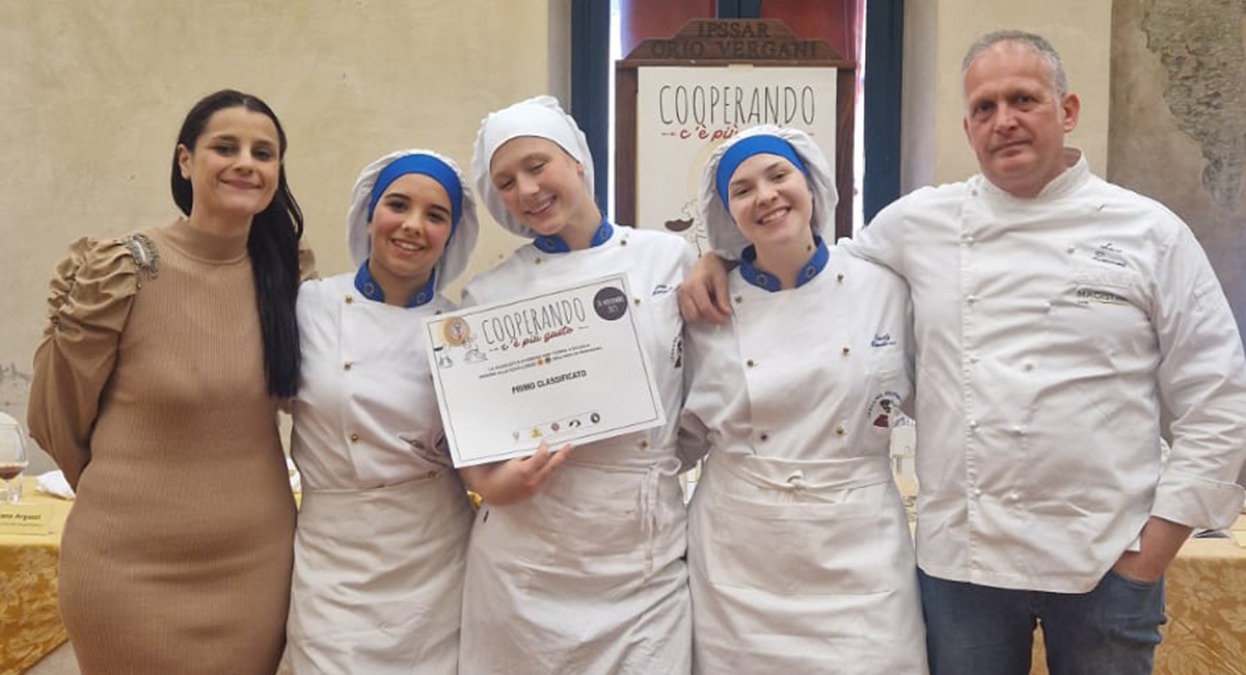 Rimini vince il concorso culinario con l'”Inganno”: Primo posto per l’Alberghiero Malatesta a Ferrara - Foto di gruppo