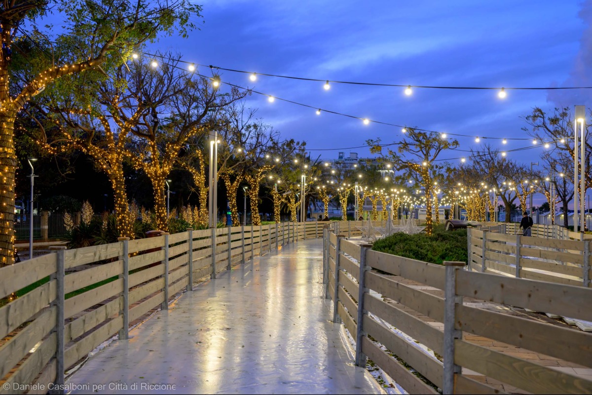 Riccione illumina il Natale: dal lungomare al porto uno spettacolo di luci e magia - Ph Casalboni