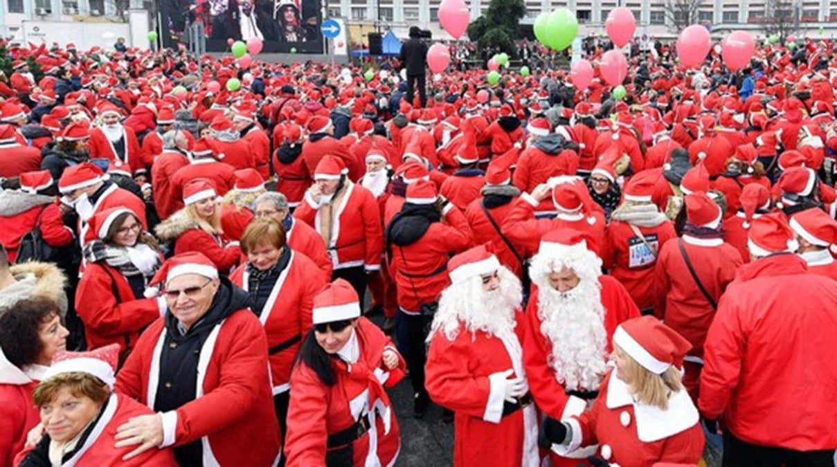 Novafeltria, tutti in piazza con berretto o costume da Babbo Natale: "Battiamo il record della Valmarecchia" - foto Ansa