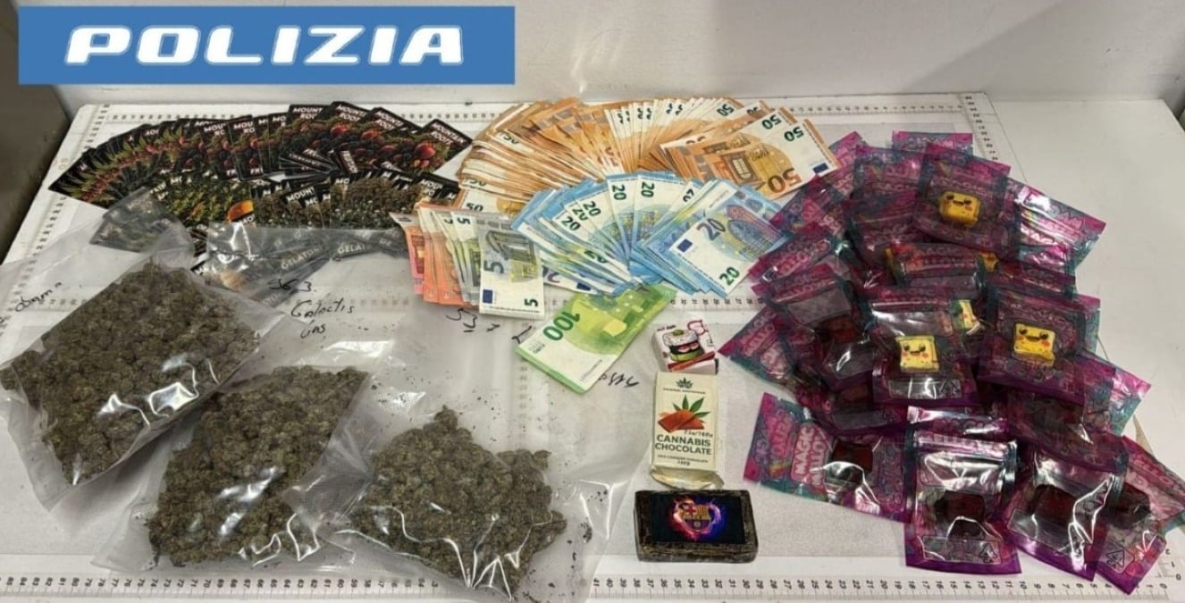 Scappa in bici dalla Polizia e getta via una busta verde: era piena di marijuana - 