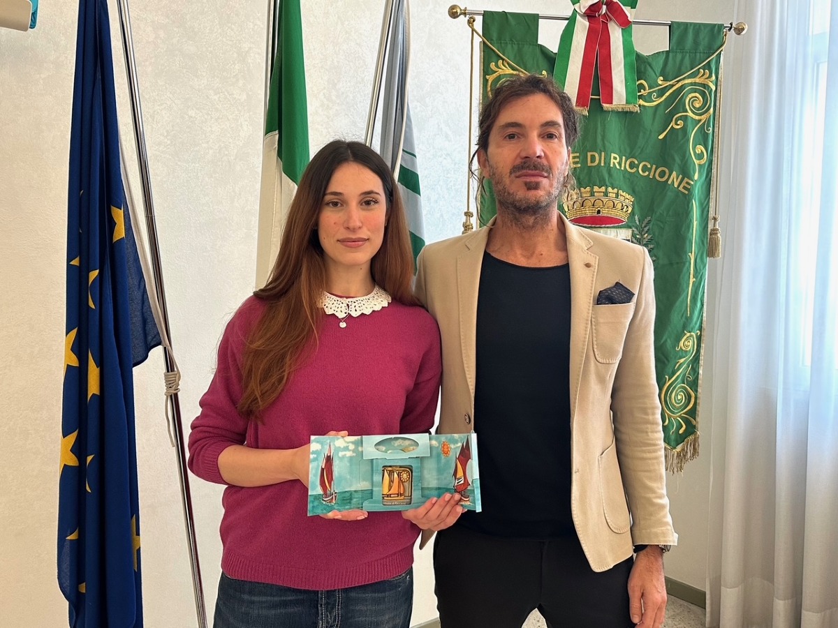 Marika Semprini, l'attrice di origine riccionese ricevuta in Comune - Marika Semprini e Simone Gobbi