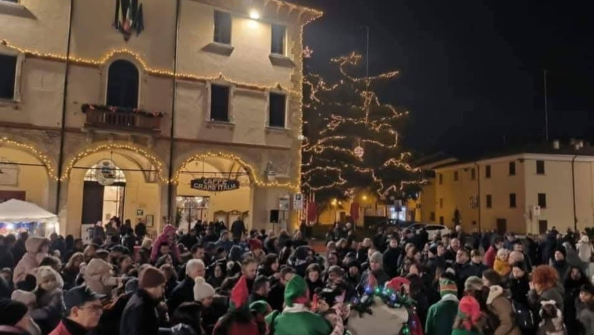 Novafeltria accende la magia del Natale, con l'albero più grande di tutta la Romagna - 