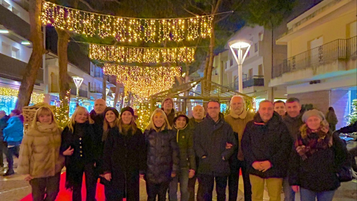 Cattolica, si è acceso il Bosco di Luce: nella Regina è già aria di Natale - 