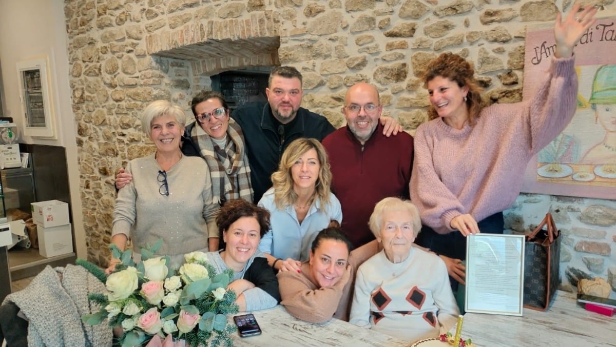 Novafeltria, gli ex alunni si ritrovano per festeggiare i 90 anni della maestra Adelaide - 