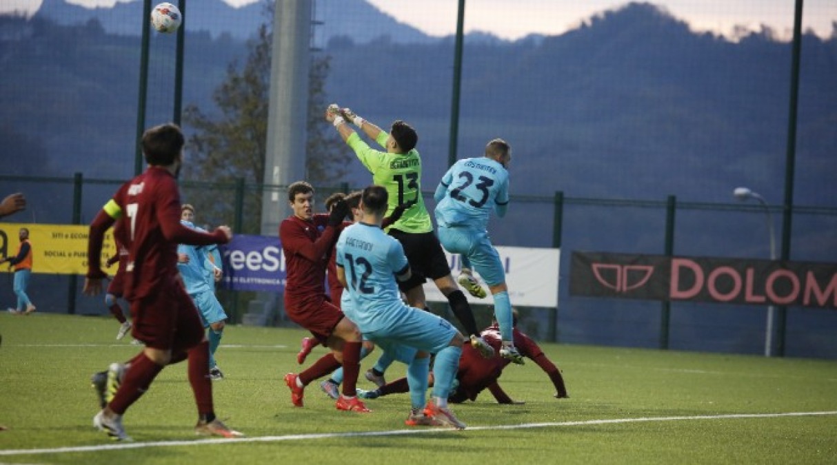 Calcio RSM: il Fiorentino vince ancora, pari in extremis del Cosmos - Una fase di Libertas-Fiorentino (foto FSGC/Montanari) -