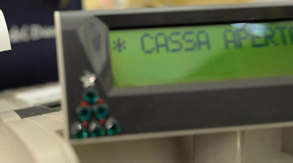 Rimini, entra nel ristorante e prova a rubare i soldi in cassa: il colpo fallisce - Un registratore di cassa