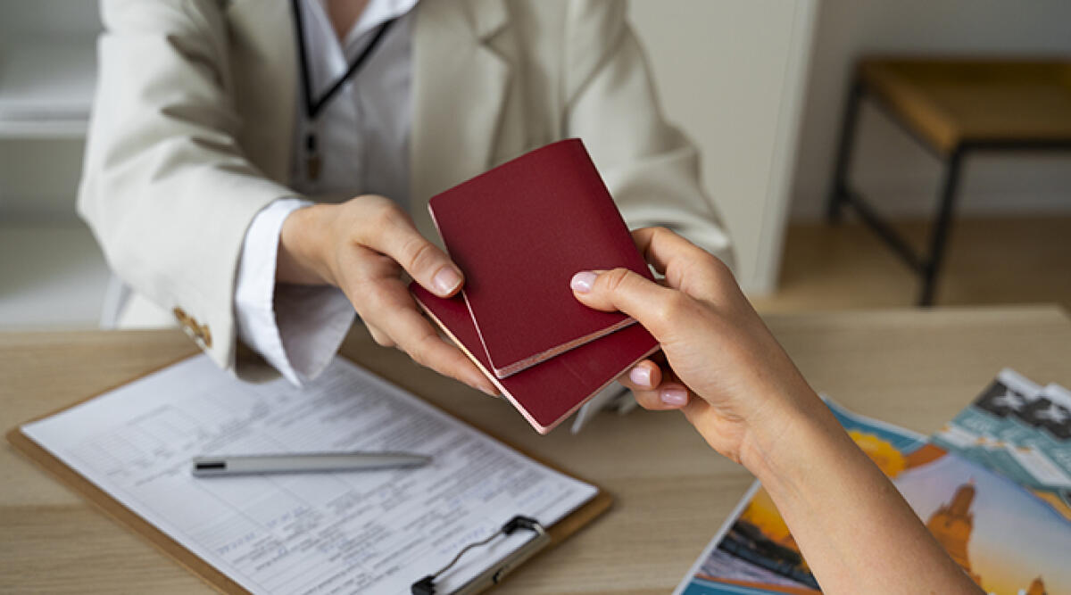 Passaporto, dal 1° dicembre 2025 cambiano le modalità di pagamento: addio al bollettino postale - Documenti, passaporti. Foto di repertorio