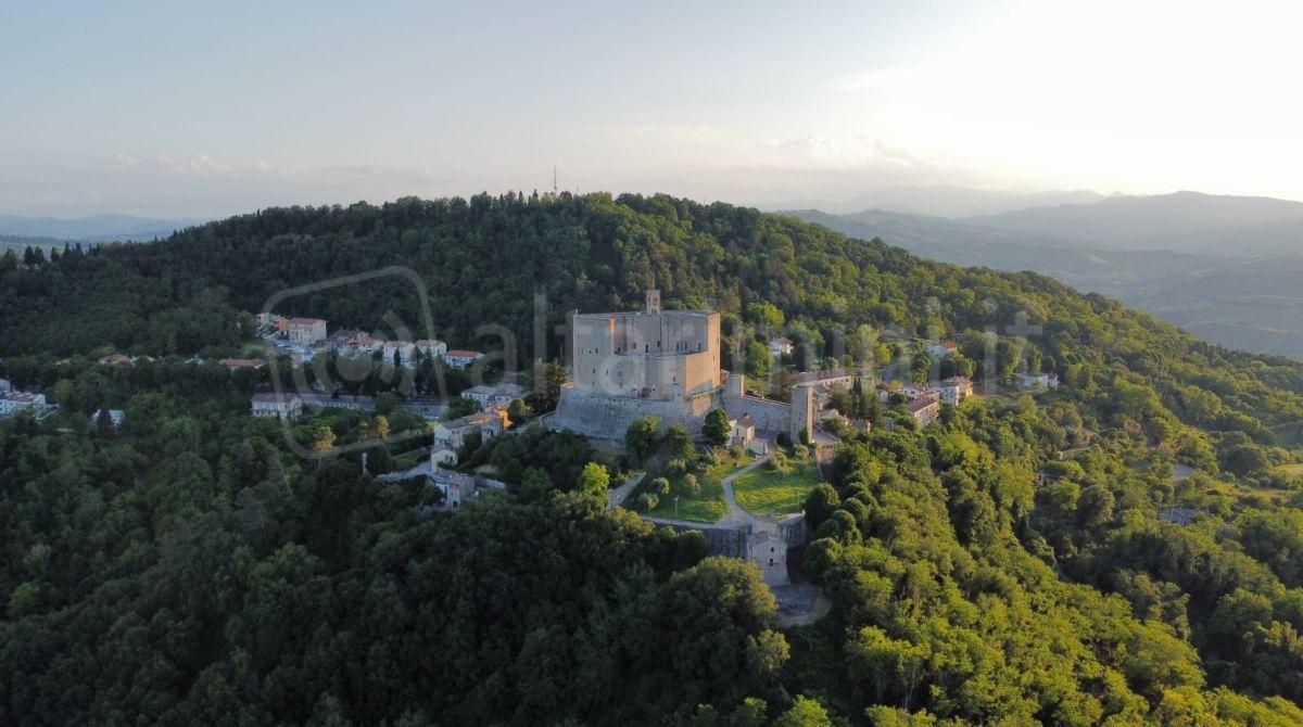 I lavori alla Rocca Malatestiana fanno litigare Massimo Giletti e l'amministrazione: "Pronti alle vie legali" - La rocca di Montefiore