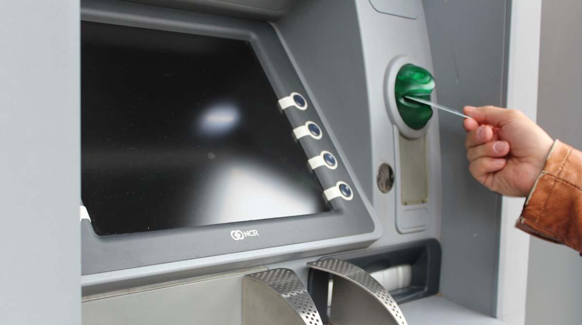 Rimini, entroterra sempre più privo di sportelli bancari: è la situazione peggiore in Romagna - Bancomat repertorio