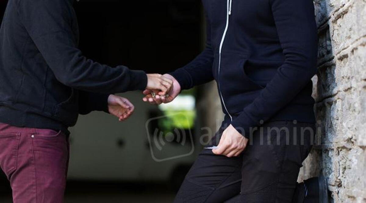 Si sposta sul lungomare per vendere una dose di droga, ma non si accorge dei Carabinieri: arrestato - Spaccio di droga - Foto di repertorio