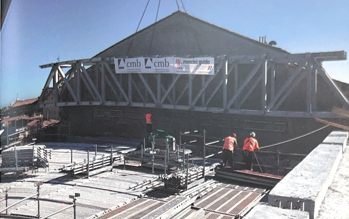 Collocazione della trave in acciaio per la copertura del Teatro Galli