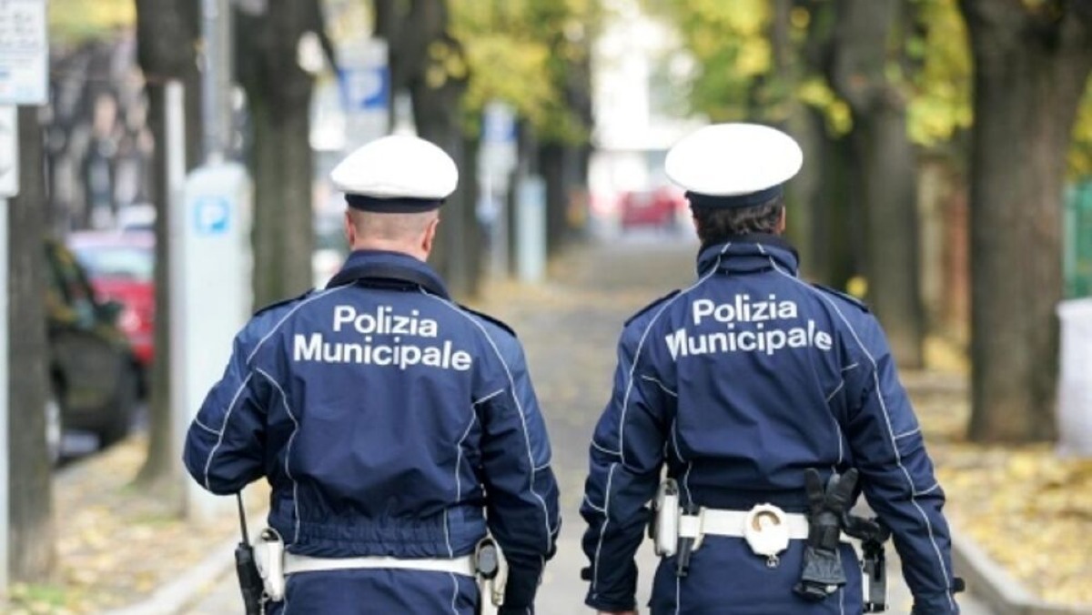 Rimini, cane senza custodia minaccia ciclisti e pedoni sulla ciclabile: interviene la Polizia Locale - Polizia Locale pattugliamento (Repertorio)