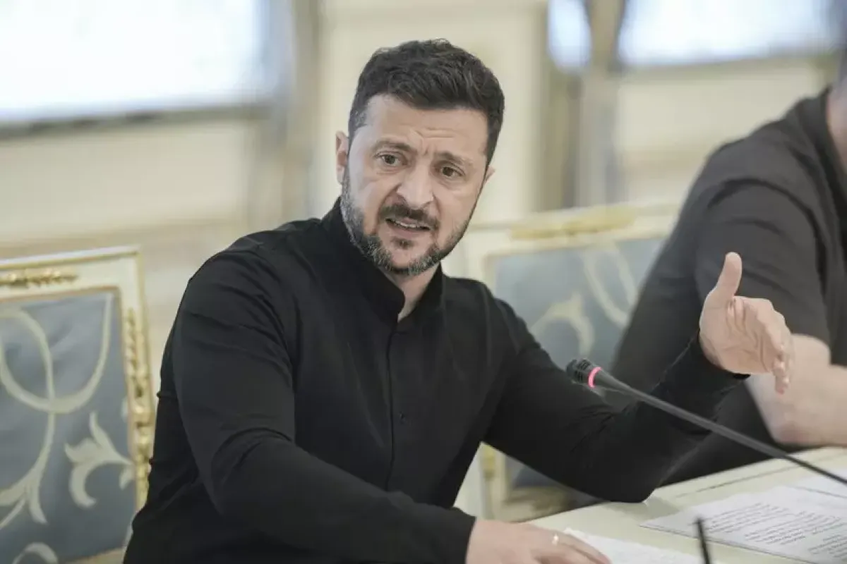 Zelensky incontra gli inviati Usa: ipotesi di congelamento del fronte e nuove garanzie di sicurezza - 