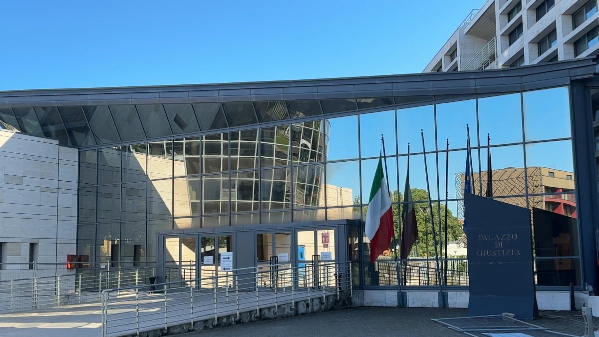 Pianta nel cantiere cade sull'auto, titolare ditta: "Ti do 80 euro: è un catorcio". La lite arriva dal giudice -  Tribunale di Rimini