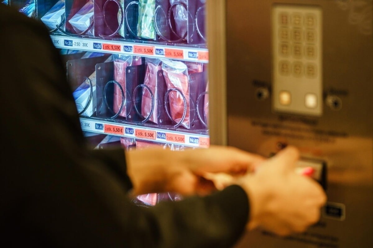 Distributore automatico aperto di notte: prima sanzione da 1000 euro a Rimini - Distributore automatico REPERTORIO