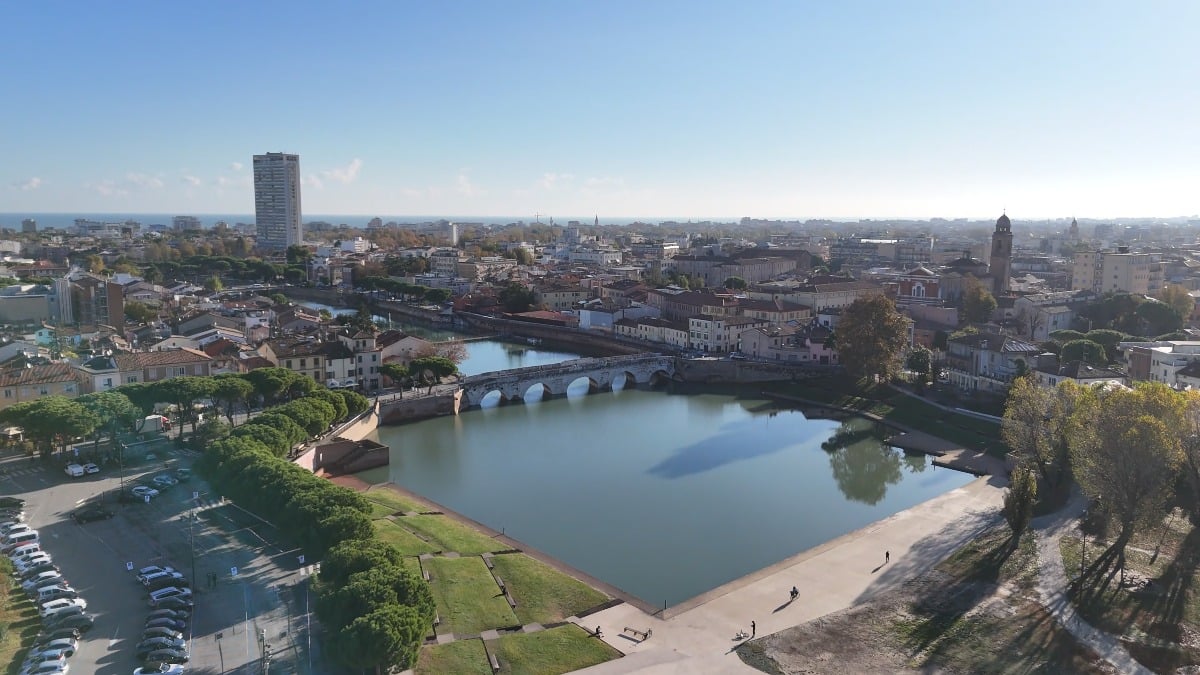 Rimini sotto un'altra luce: esperienze segrete e insolite da fare in giornata - Invaso del Ponte di Tiberio, sullo sfondo la città di Rimini