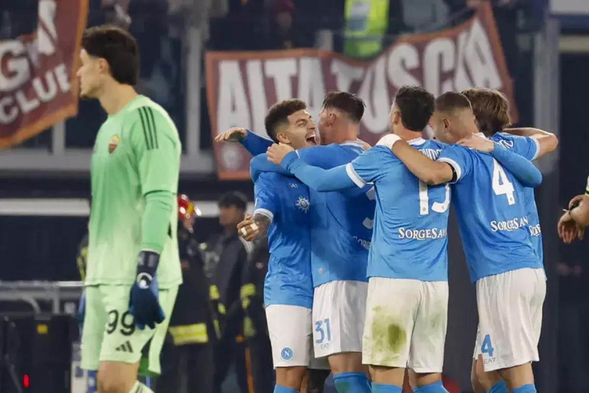 Il Napoli stende la Roma e vola in testa, l'Inter si rilancia - © Ansa
