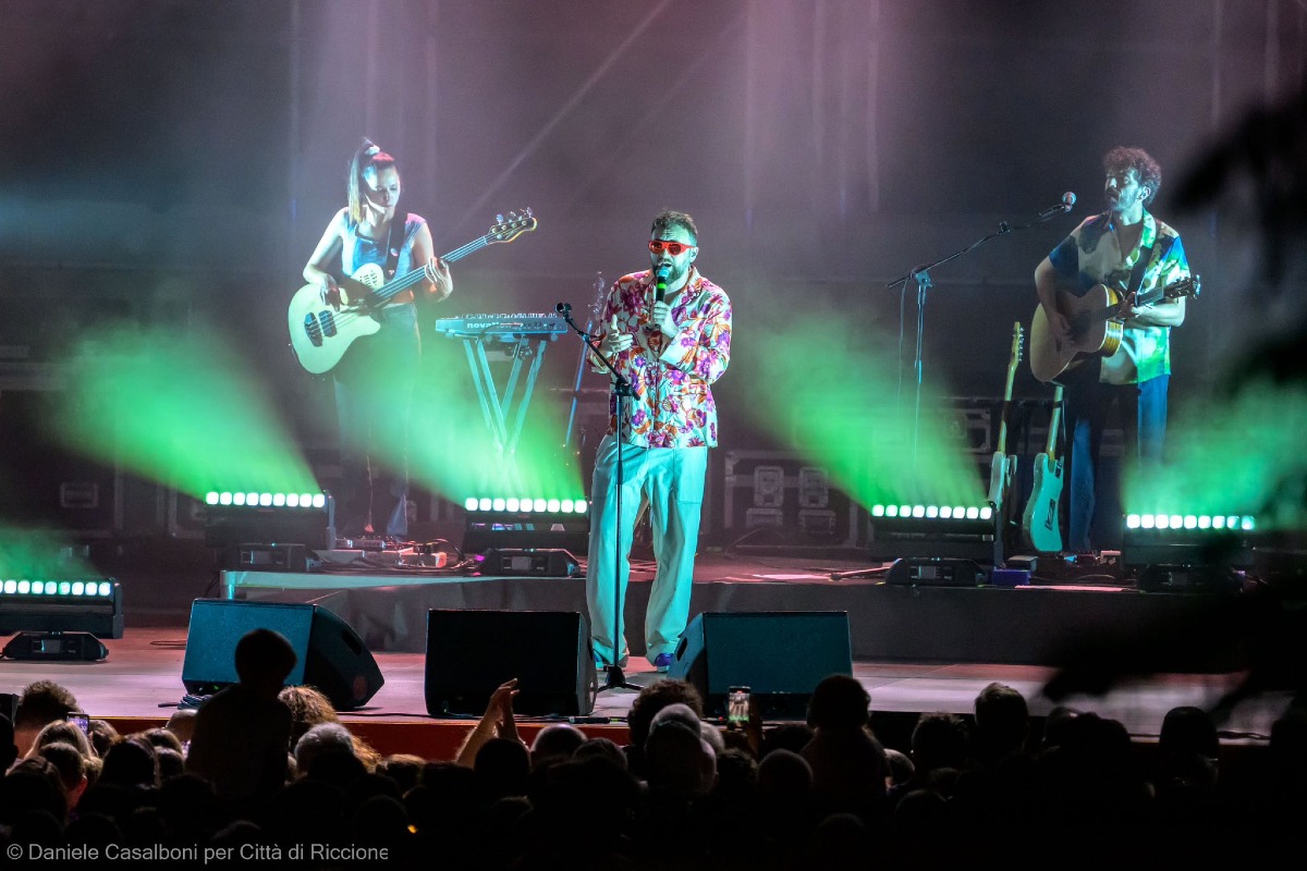 Dalla spiaggia al Teatro Ariston: Riccione nel cuore dei Big di Sanremo - Dargen D'Amico ph Casalboni