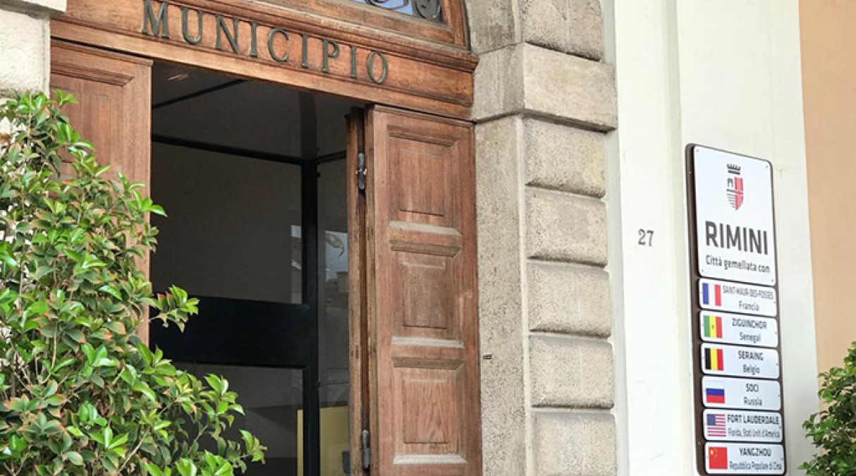 "Più trasparenza in Comune": Rimini chiama i cittadini a proporre idee contro la corruzione - Ingresso Municipio di Rimini