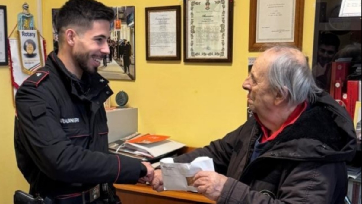 Trova 3.250 euro al supermercato: 60enne onesta li restituisce. L’89enne proprietario è incredulo - L'anziano riceve il denaro