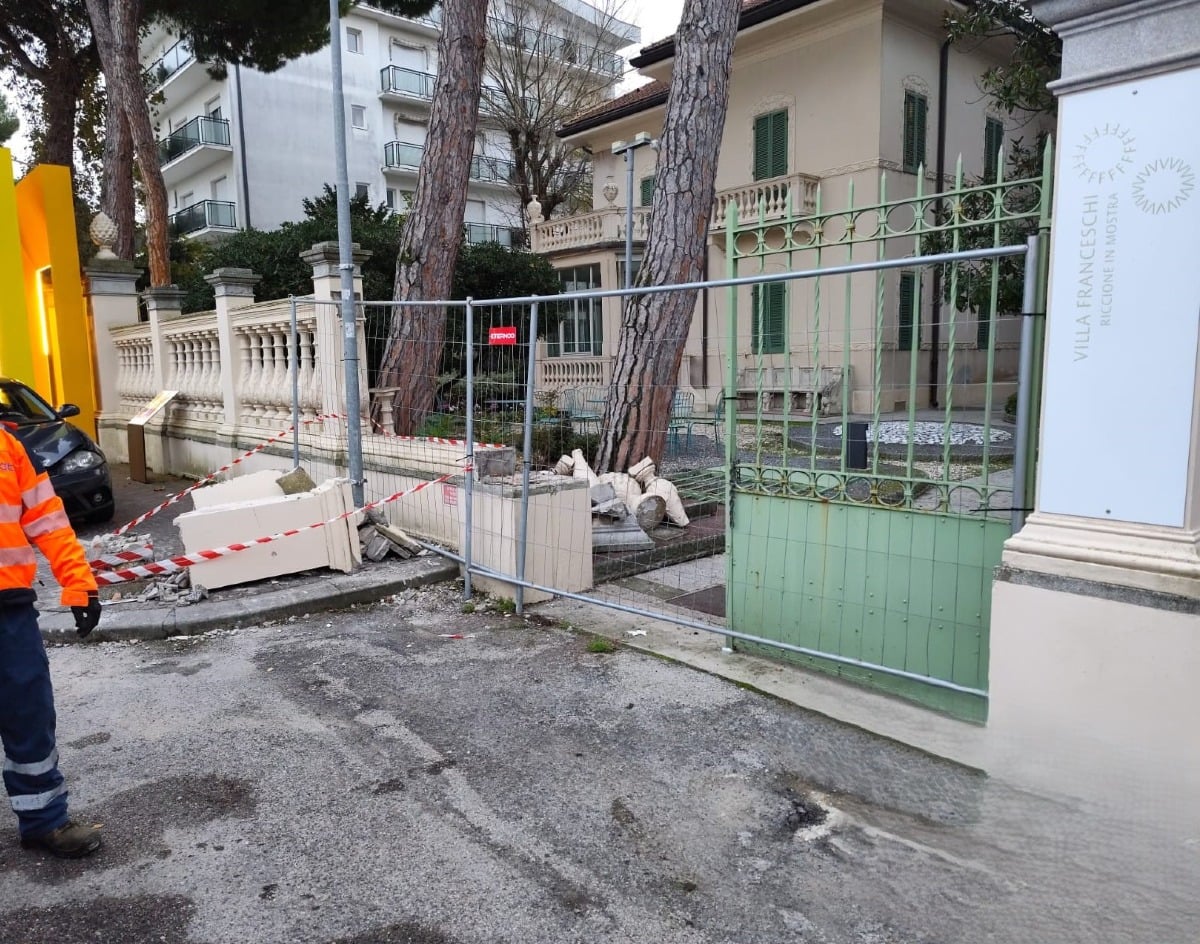 Riccione: camion in manovra sbatte e sfonda la recinzione di Villa Franceschi - Lo storico muro demolito
