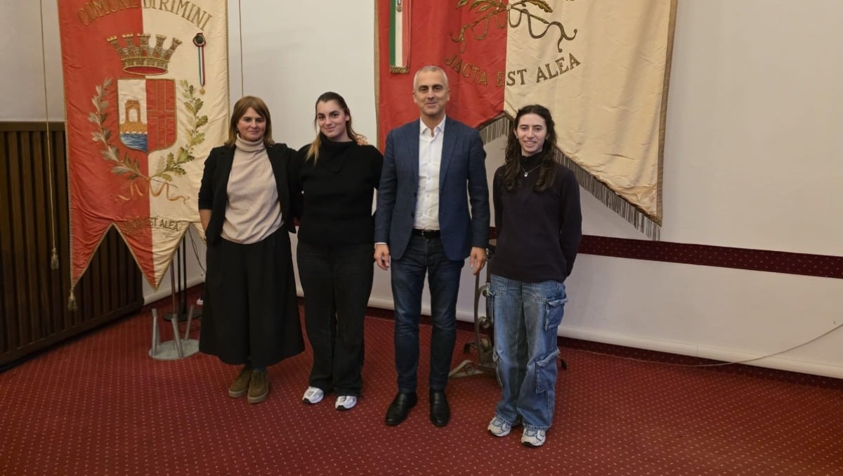 Il sindaco Sadegholvaad premia le studentesse riminesi protagoniste al Dictée di Saint-Maur - 
