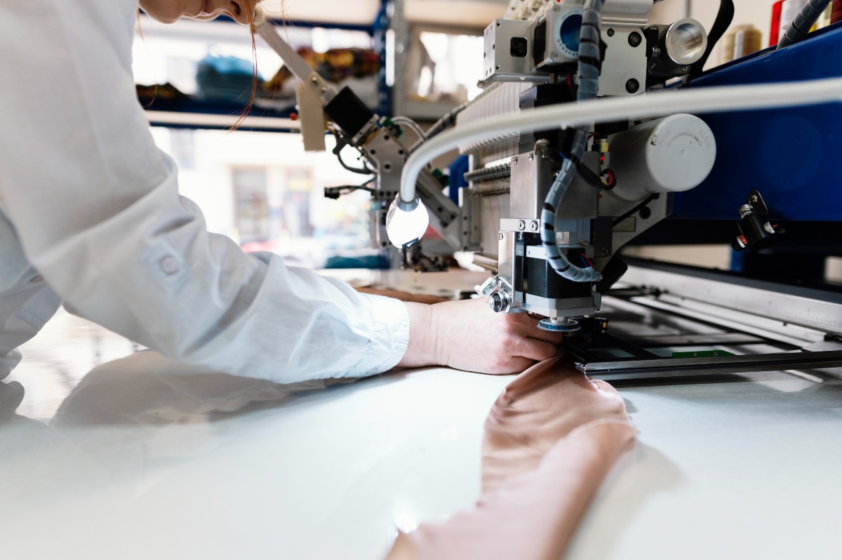 Caporalato nella moda: sotto inchiesta 13 marchi del lusso - 