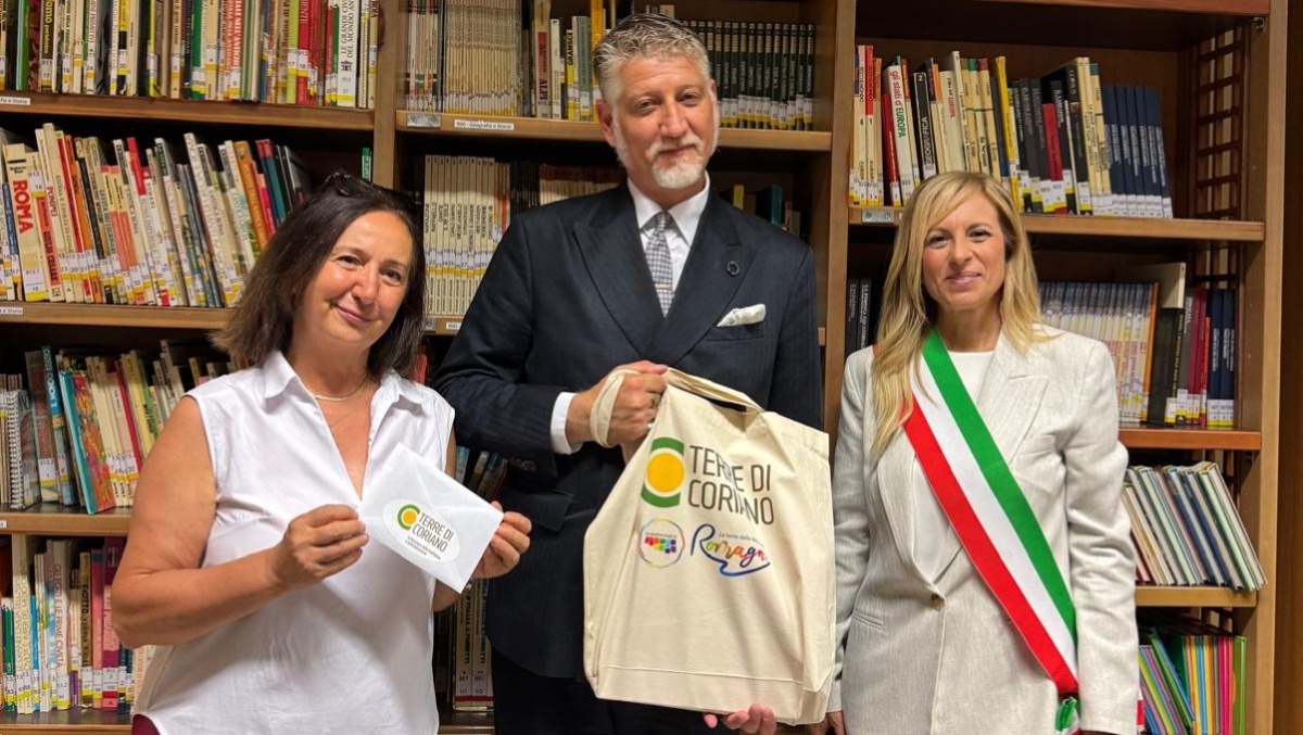 Coriano, nuovi libri per la biblioteca grazie a 12.000 euro di contributo statale - Il Ministro Giuli in visita alla biblioteca di Coriano