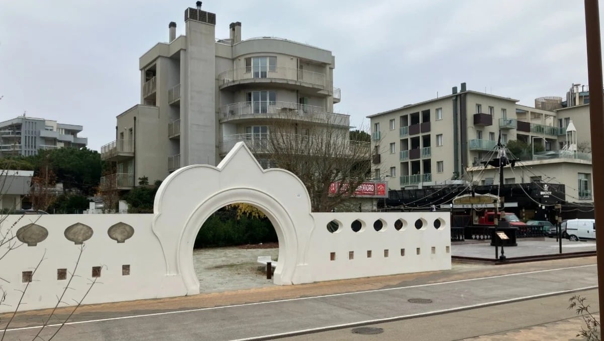 Ex Oriental Park, Morolli replica a Renzi: «Ecco lavori, costi e criteri delle concessioni» - Mura ex Oriental Park. Foto di Gioenzo Renzi