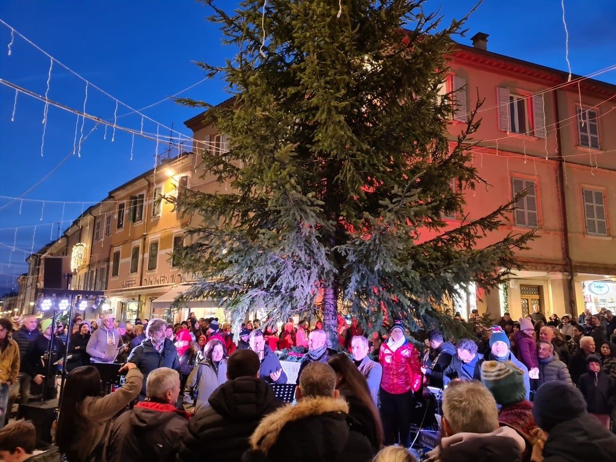 Si illumina il Natale "Nei luoghi dell’Anima": folla a Santarcangelo per l'accensione dell'albero - 