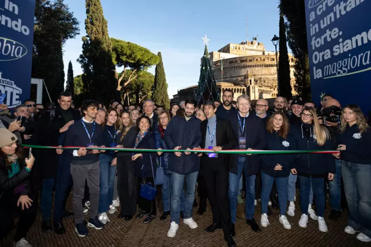 Atreju apre il dibattito sulle riforme, mentre a “Più Libri” monta la protesta contro l’editore Passaggio al Bosco - Atreju al via, taglio del nastro con Arianna Meloni © Ansa 