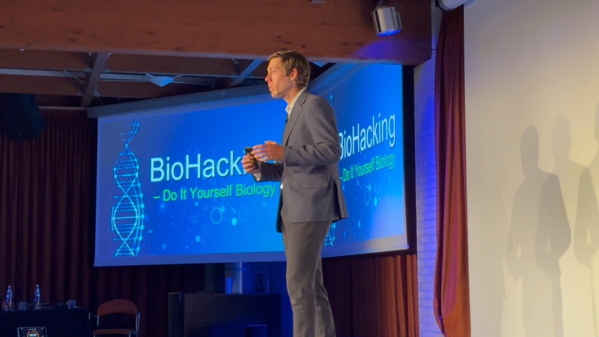 Longevità, Biohacking e Nutrizione: il talk del Dott. Samuele Valentini - Il Dott. Valentini guida il pubblico nel futuro della nutrizione sportiva