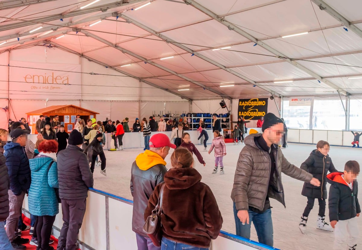 Le foto dell'Ice Village e del Presepe di Sabbia: le feste entrano nel vivo a Rimini - Ice Village di Rimini